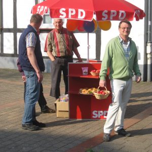 Der rote Infotisch der Rahdener SPD.