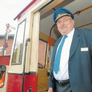 Hat das Sagen: Vor 20 Jahren fuhr Günter Lückemeier den Eröffnungszug. Auch im Sonderzug zum 20. Jubiläum war er wieder Zugführer. Vorspann leistete dem Triebwagen die kleine Verschublok. FOTOS: JOERN SPREEN-LEDEBUR