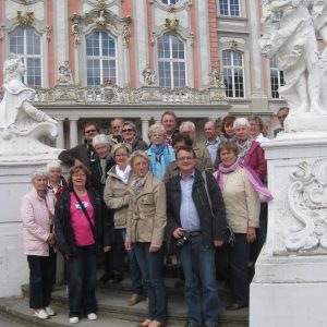 Gruppe in Trier an der Konstantinbasilika und Kurfürstliches Palais