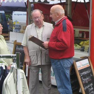 Befragung der Senioren auf dem Wochenmarkt.