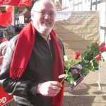 Landtagskandidat Ernst-Wilhelm Rahe verteilte rote Rosen in der Rahdener Innenstadt.