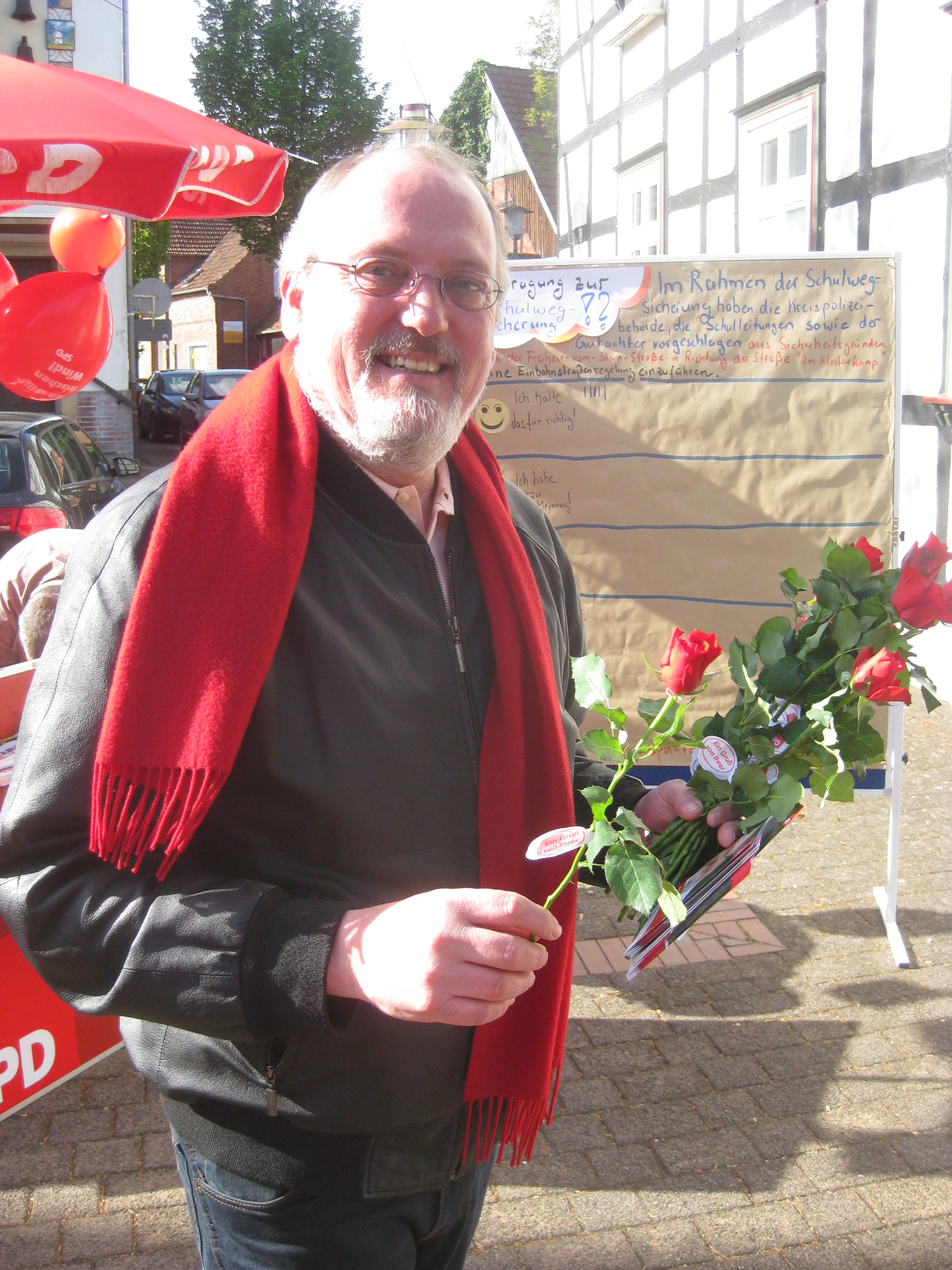 Landtagskandidat Ernst-Wilhelm Rahe verteilte rote Rosen in der Rahdener Innenstadt.