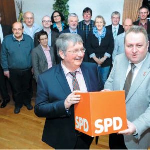 Packen für die SPD an: Friedrich Schepsmeier (vorn; l.) und Torsten Kuhlmann setzen auf einen engagierten Wahlkampf und einen Zugewinn bei den Ratsmandaten. Die Bewerber für die Direktmandate wurden gewählt und denen gratulierte auch Ralf Niermann