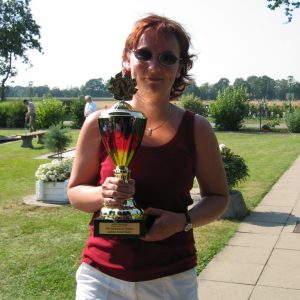Die Siegerin Melanie Lange mit dem Siegerpokal