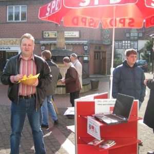 Vorsitzender Torsten Kuhlmann am neuen Infotisch der Rahdener SPD