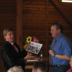 Torsten Kuhlmann überreicht MdB Lothar Ibrügger ein Gastgeschenk