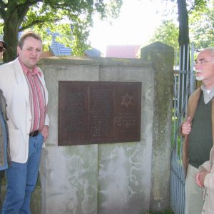 Rolf Bahle und Torsten Kuhlmann vor der Gedenktafel