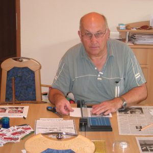 Reinhard Stuck bereitet Ausstellungsobjekte vor