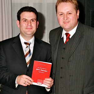 Das Buch wird vom Generalsekretär präsentiert.