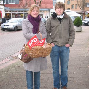 Jusos Marie Marten und Martin Vocks verteilen Weihnachtstüten