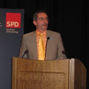 Matthias Platzeck stellt sich den Fragen auf dem Programmkonvent.