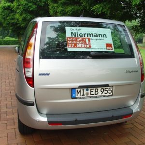 Ein zweiter Wagen macht Werbung in Rahden.