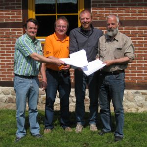 Partner überreichen 208 Unterschriften an Dieter Gronert; von links: Horst-Wilhelm Bruhn, Jürgen Steinkamp, Dieter Gronert und Winrich Dodenhöft
