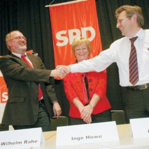 Hand in Hand: Die Minden-Lübbecker haben die heiße Phase des Wahlkampfes eröffnet. Für den Bundestag kandidiert Achim Post (r.). Er schüttelt Ernst-Wilhelm Rahe die Hand, der Nachfolger von Karl-Heinz Haseloh (l.) im NRW Landtag werden soll.