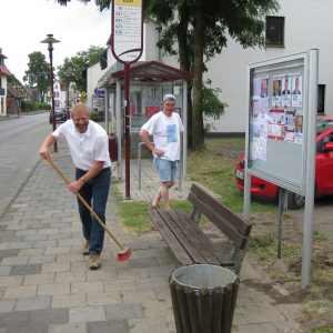 Neue Besen kehren gut! Dieter Gronert bei der Vorplatzreinigung.