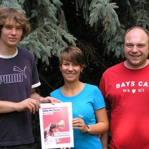 Micha Heitkamp, Victoria Tiemeier und Jens Hübsch mit dem Juso-Wahlprogramm