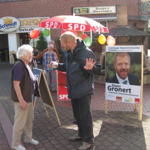 Dieter Gronert im Gespräch mit einer Bürgerin.
