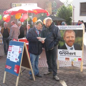 Der Weher SPD Kandidat Horst-Wilhelm Bruhn mit Dieter Gronert.