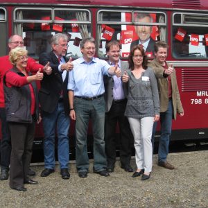 Optimismus und gute Laune in Lavesloh! Von links: Inge Howe, Ernst-Wilhelm Rahe, Rolf Kramer, Achim Post, Grant Henrik Tonne, Regina Bahle und Dietmar Vogelpohl