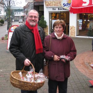 Landtagskandidat Ernst-Wilhelm rahe verteilt Weihnachtstüten in der Rahdener Innenstadt