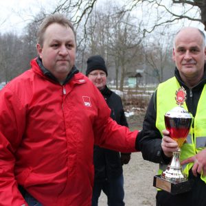 SPD Stadtverbandsvorsitzender Torsten Kuhlmann überreicht an Andreas Striugan den Siegerpokal. Im Hintergrund ist 3 platzierte Lübbecker Michael Wolski zu sehen.