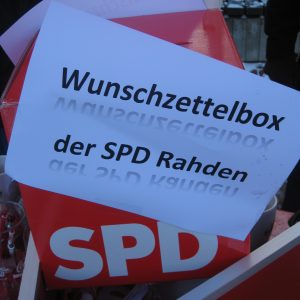 Die SPD Wunschzettelbox auf dem Winterinfostand der Rahdener SPD.