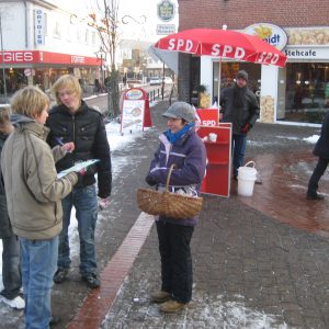 Jugendliche am Winterinfostand der Rahdener SPD.