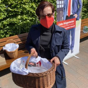 Die Fraktionsvorsitzende Dorothee Brandt verteilt Mund- und Nasenschutzmasken, die von SPD-Frauen genäht wurden.
