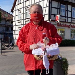 Der SPD-Stadtverbandsvorsitzende Torsten Kuhlmann verteilt Mund- und Nasenschutzmasken in der Innenstadt.