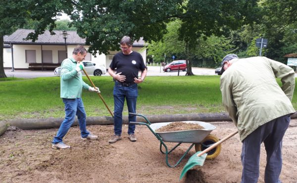 Der Bouleplatz wird gereinigt