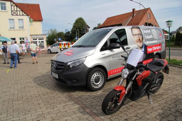 Auch der Bürgermeister- sowie der Landratskandidat sind mit Elektromotoren unterwegs.