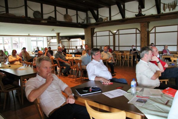 Einige Besucher des Energietages hören sich den Vortrag von Prof. Dr. Uwe Leprich an.