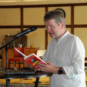 Rainer Rohrbeck vom KlimaBündnis im Mühlenkreis moderiert die Veranstaltung.