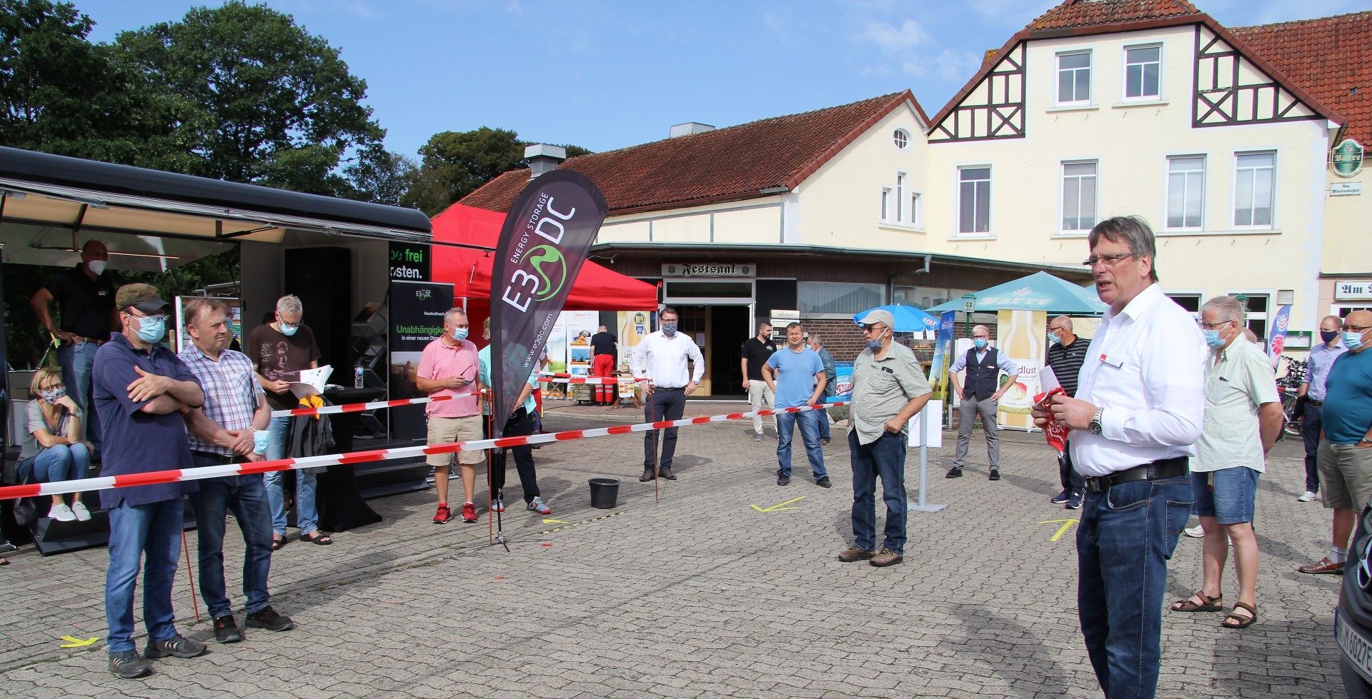Der Klima- und Energieexperte Udo Högemeier begrüßt die Besucher des Energietages am Museumshof in Rahden. Als Veranstalter hat die SPD mehrere Aussteller und Referenten für die Energie-Infoveranstaltung gewinnen können.