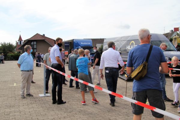 Die Besucher des Energietags informieren sich bei den verschiedenen Ausstellern.