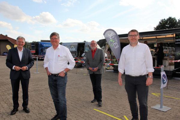 Am Nachmittag war auch der Bundestagsabgeordnete Achim Post noch zu der Veranstaltung erschienen und informierte sich bei Udo Högemeier, Ernst-Wilhelm Rahe und Ingo Ellerkamp über den Verlauf des Energietages. Foto: SPD Rahden