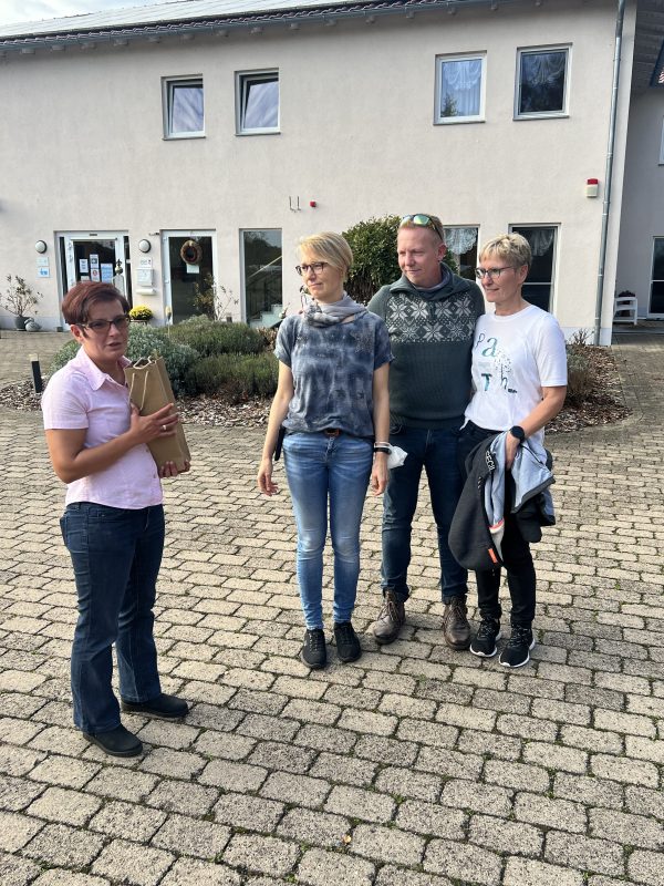 Dorothee Brandt bedankt sich bei Melanie Rose