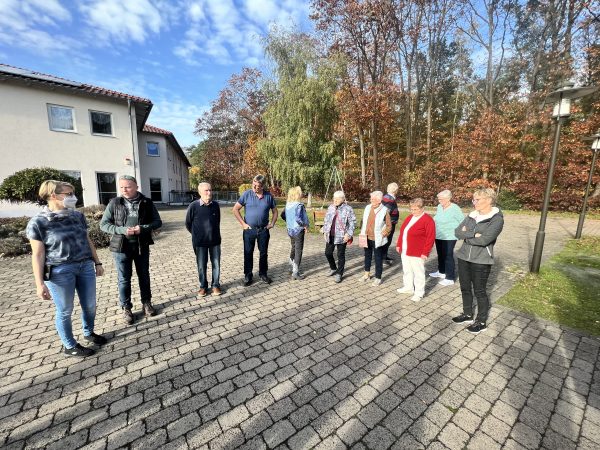 Melanie Rose begrüßt die Gruppe